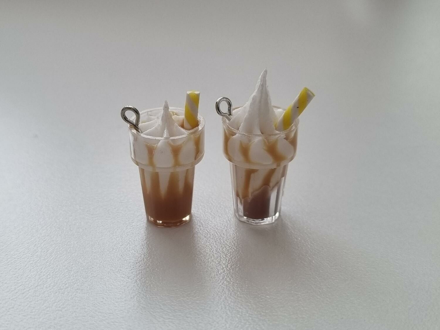 2 st små glassar med sugrör, miniatyrer