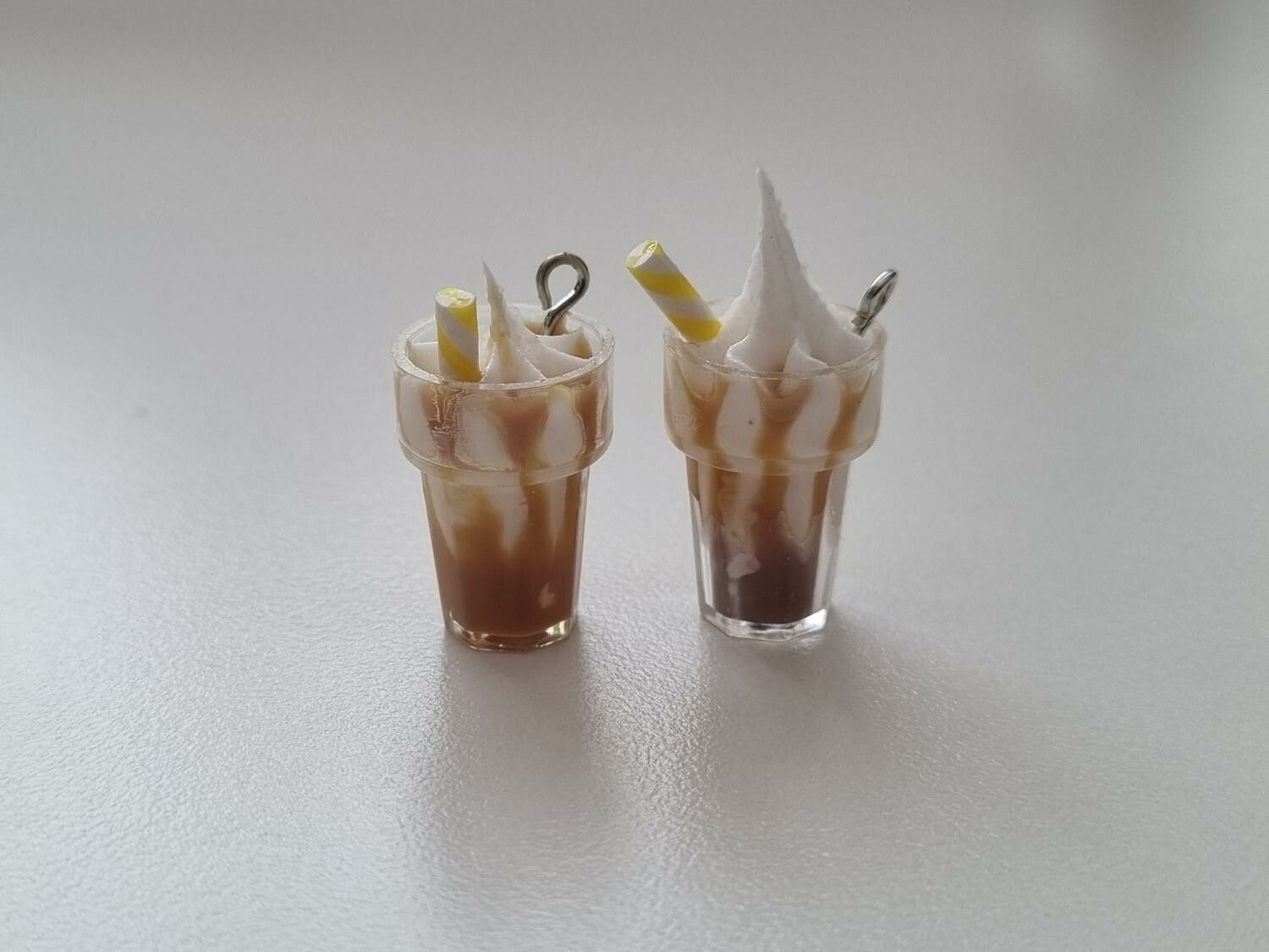2 st små glassar med sugrör, miniatyrer