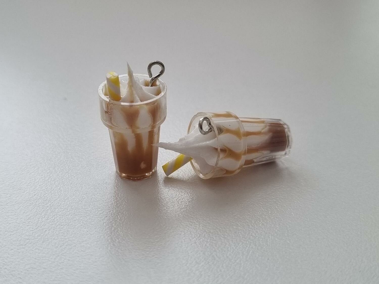 2 st små glassar med sugrör, miniatyrer