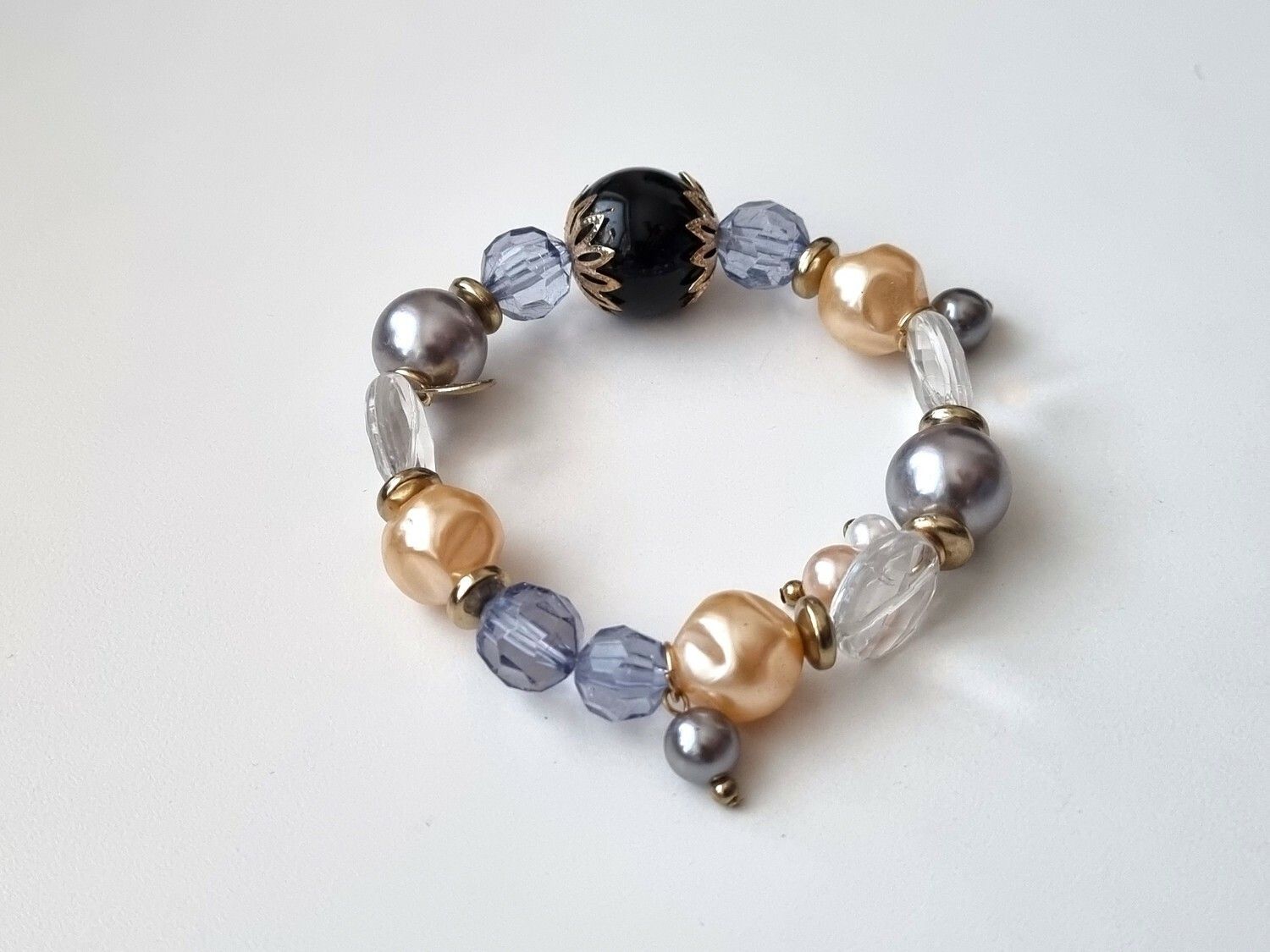 Sött armband med diverse stenar