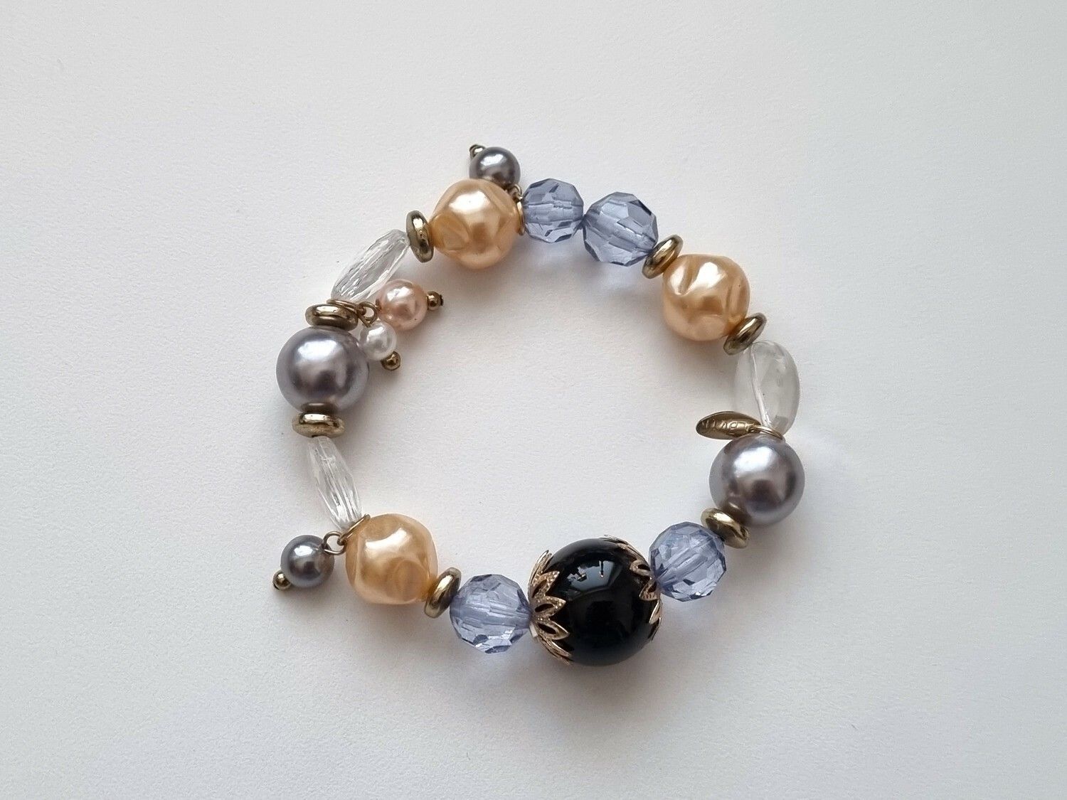 Sött armband med diverse stenar