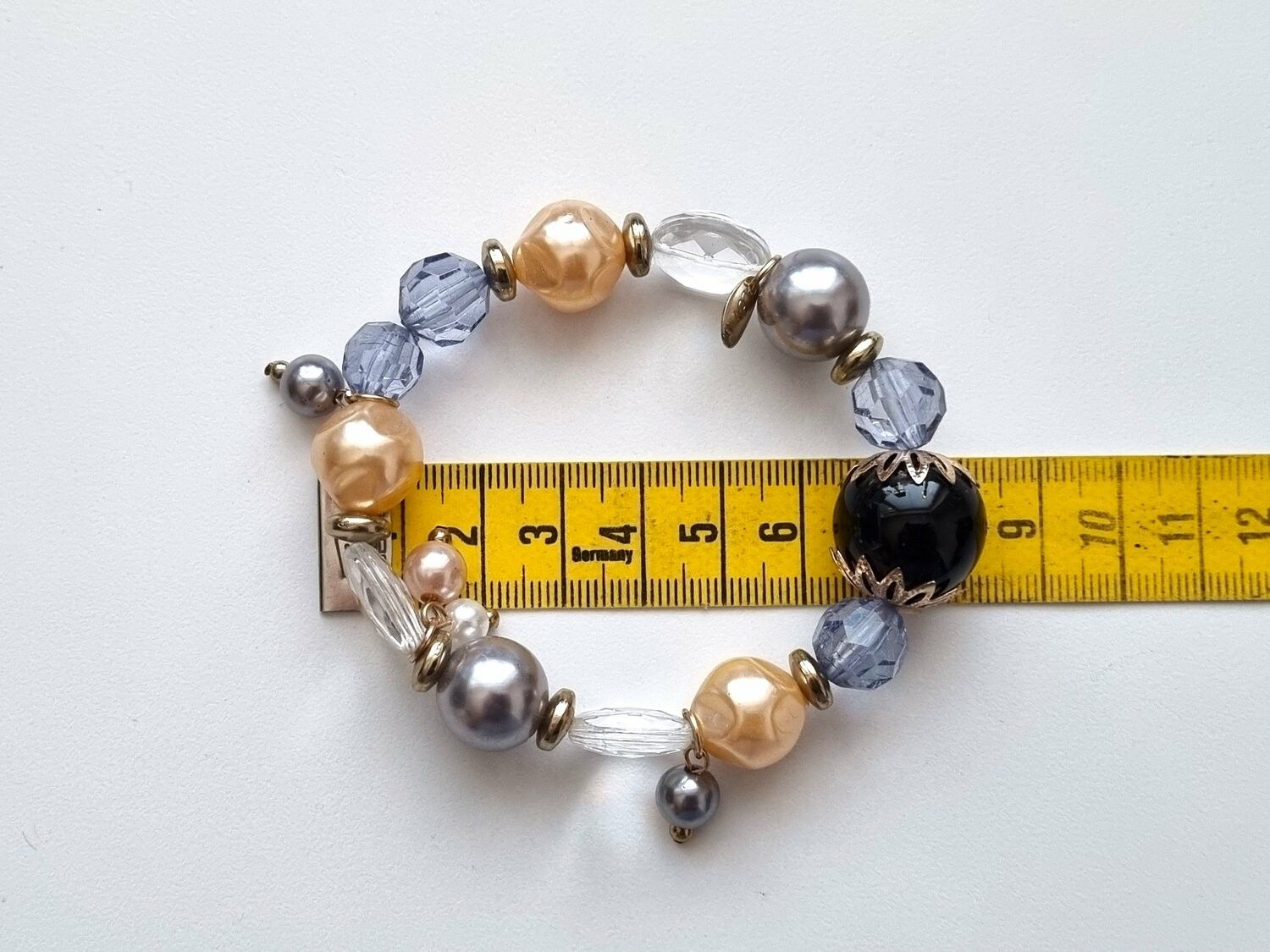 Sött armband med diverse stenar