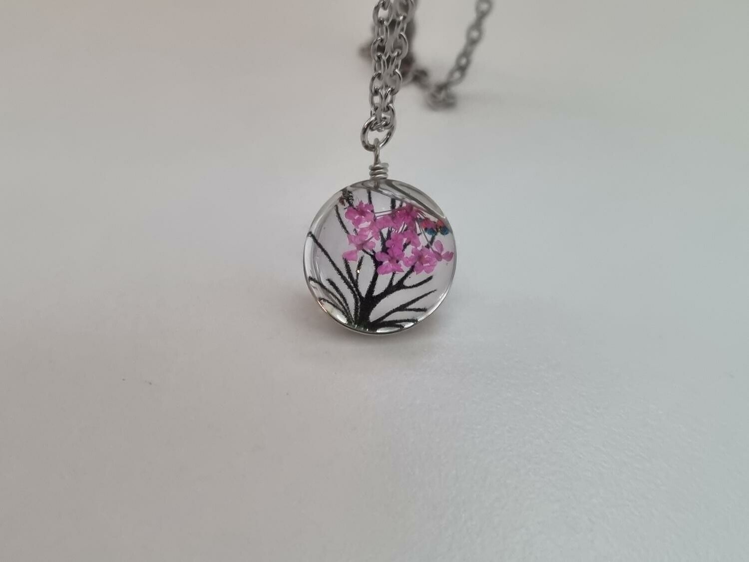 Halsband - Rund glasberlock med ett målat träd inuti (45 cm lång kedja)