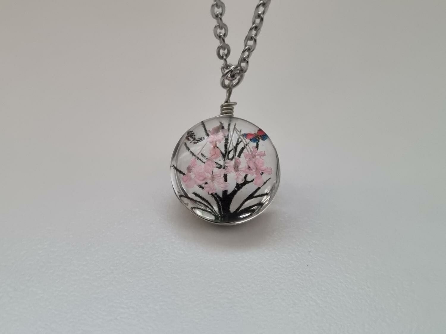 Halsband - Rund glasberlock med ett målat träd inuti (45 cm lång kedja)