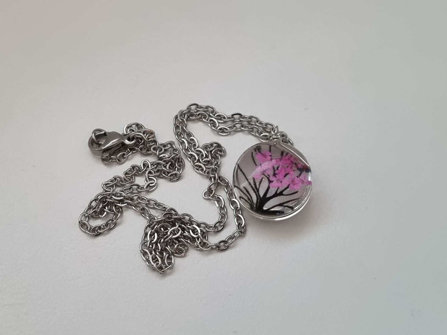 Halsband - Rund glasberlock med ett målat träd inuti (45 cm lång kedja)