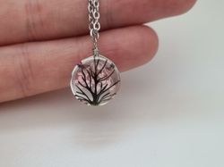 Halsband - Rund glasberlock med ett målat träd inuti (45 cm lång kedja)