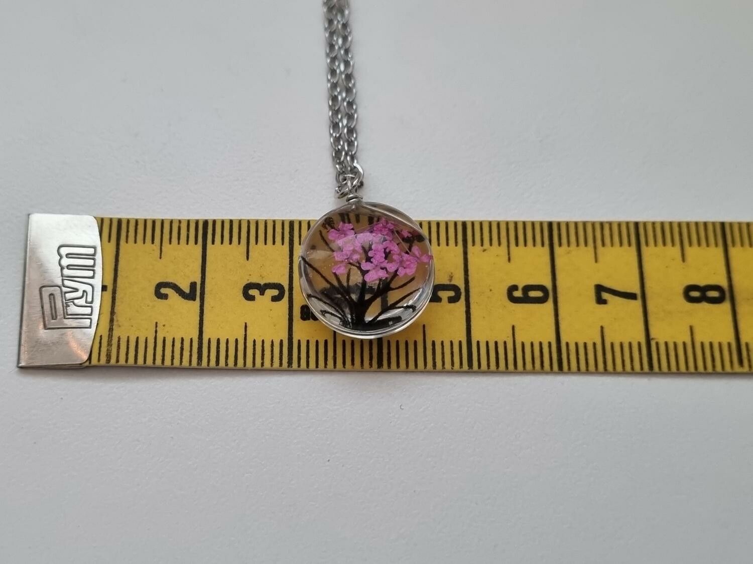 Halsband - Rund glasberlock med ett målat träd inuti (45 cm lång kedja)