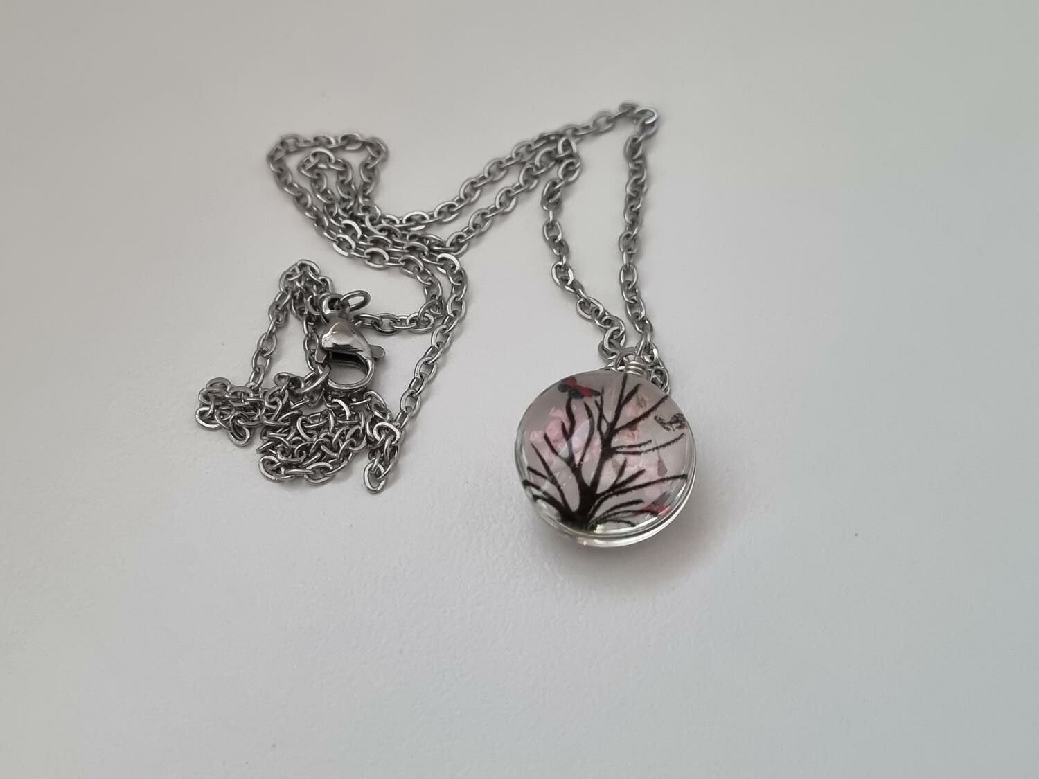 Halsband - Rund glasberlock med ett målat träd inuti (45 cm lång kedja)