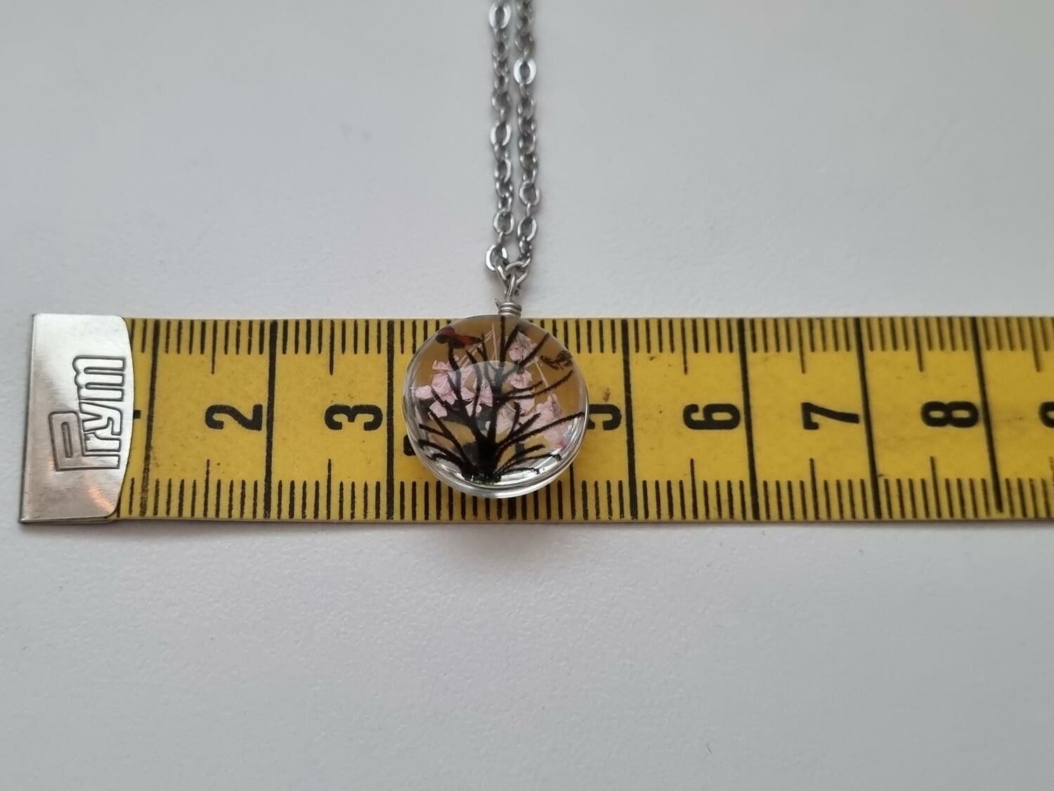 Halsband - Rund glasberlock med ett målat träd inuti (45 cm lång kedja)