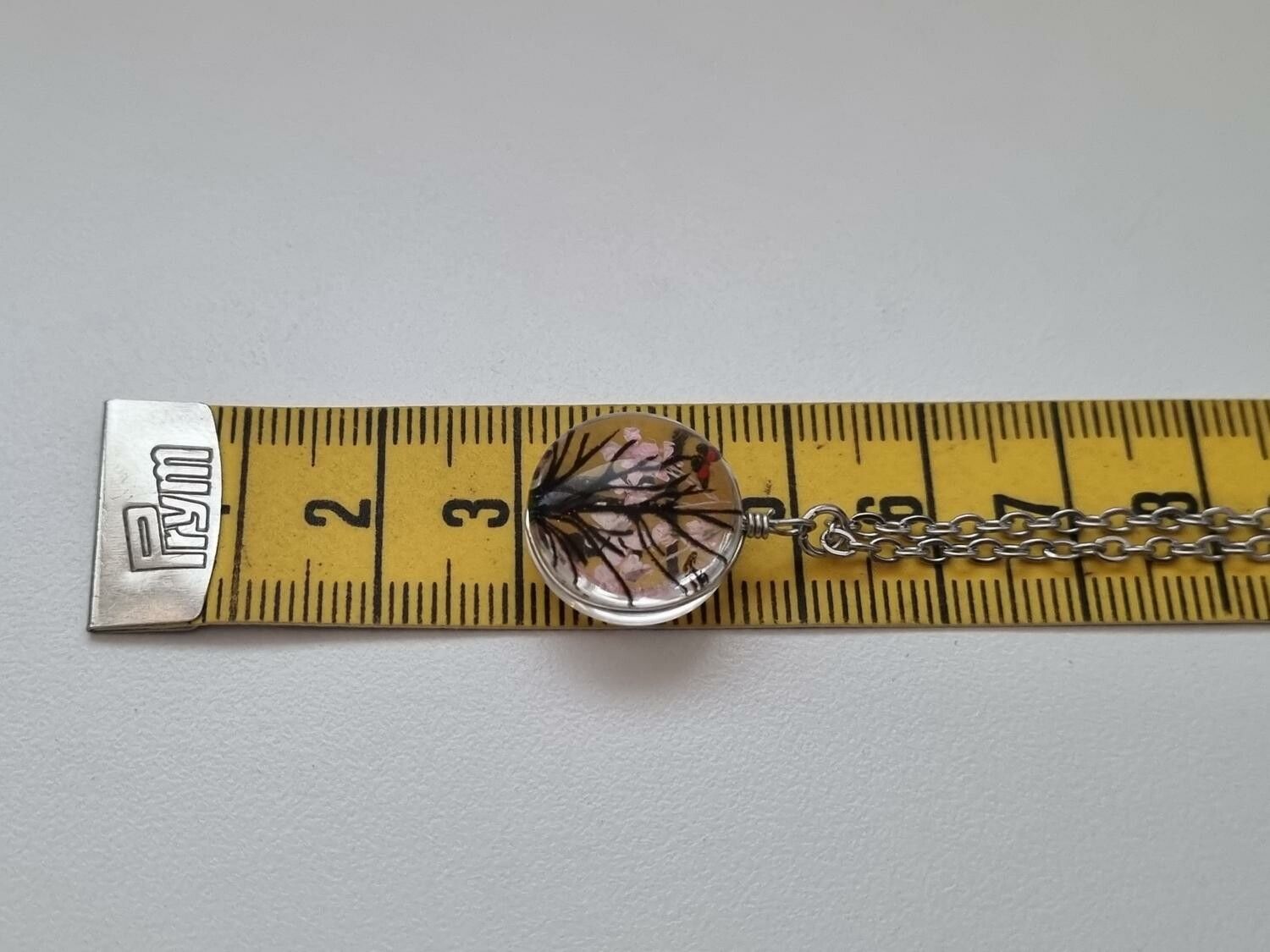 Halsband - Rund glasberlock med ett målat träd inuti (45 cm lång kedja)