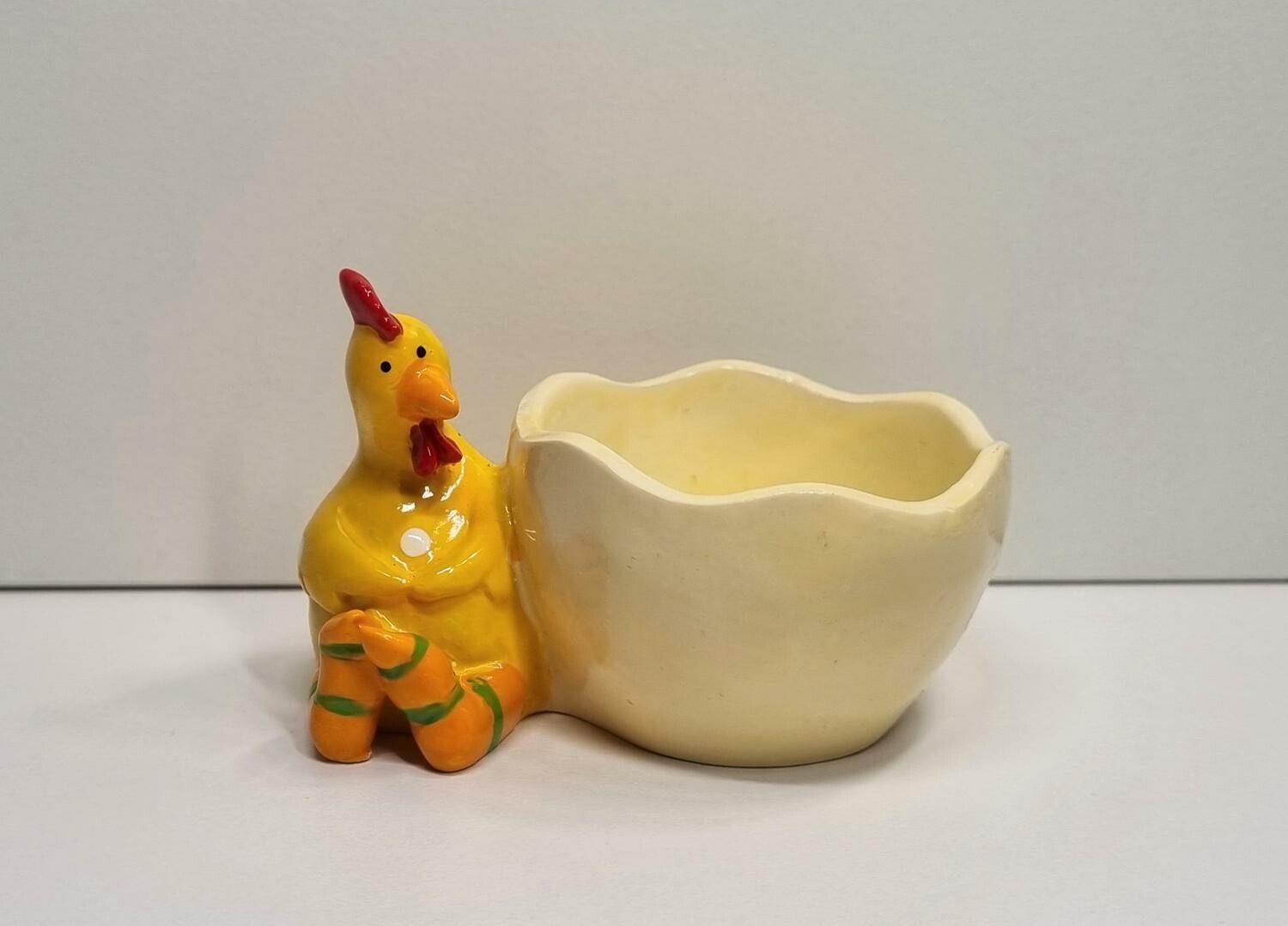 Gul höna med äggkopp. Porslinsfigur
