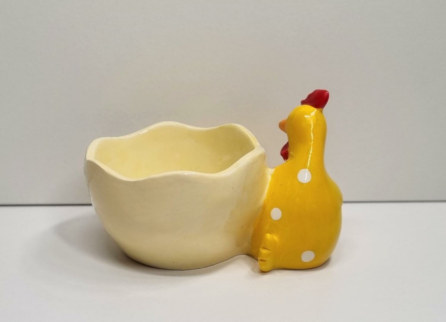 Gul höna med äggkopp. Porslinsfigur