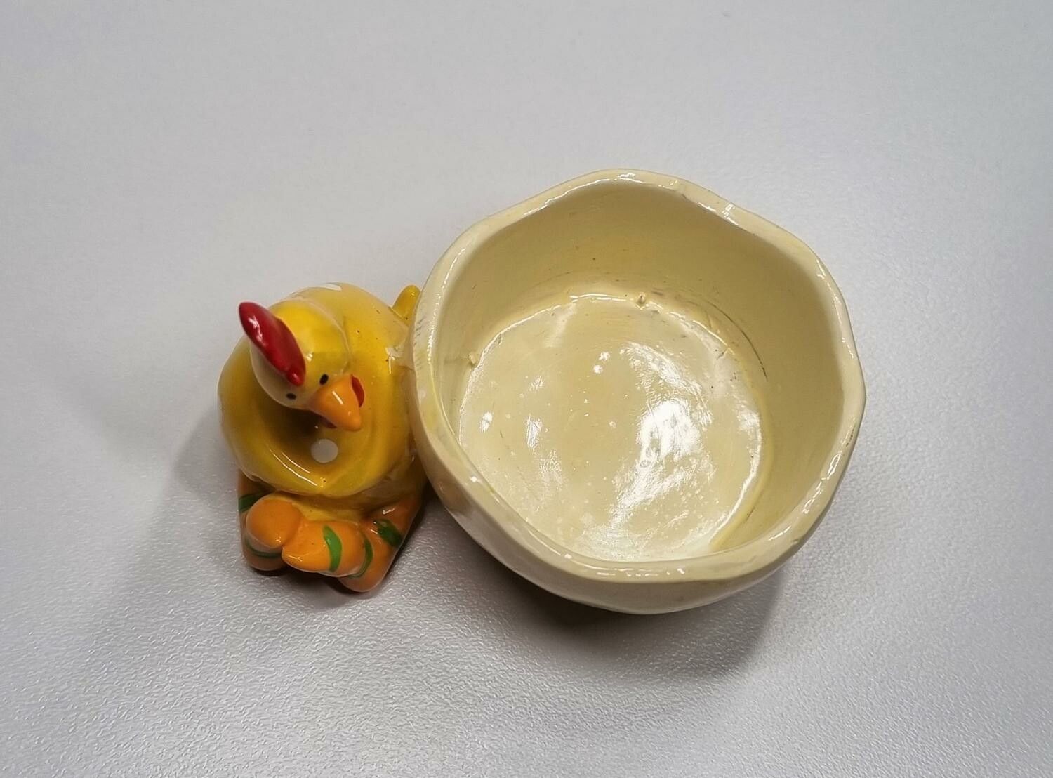 Gul höna med äggkopp. Porslinsfigur