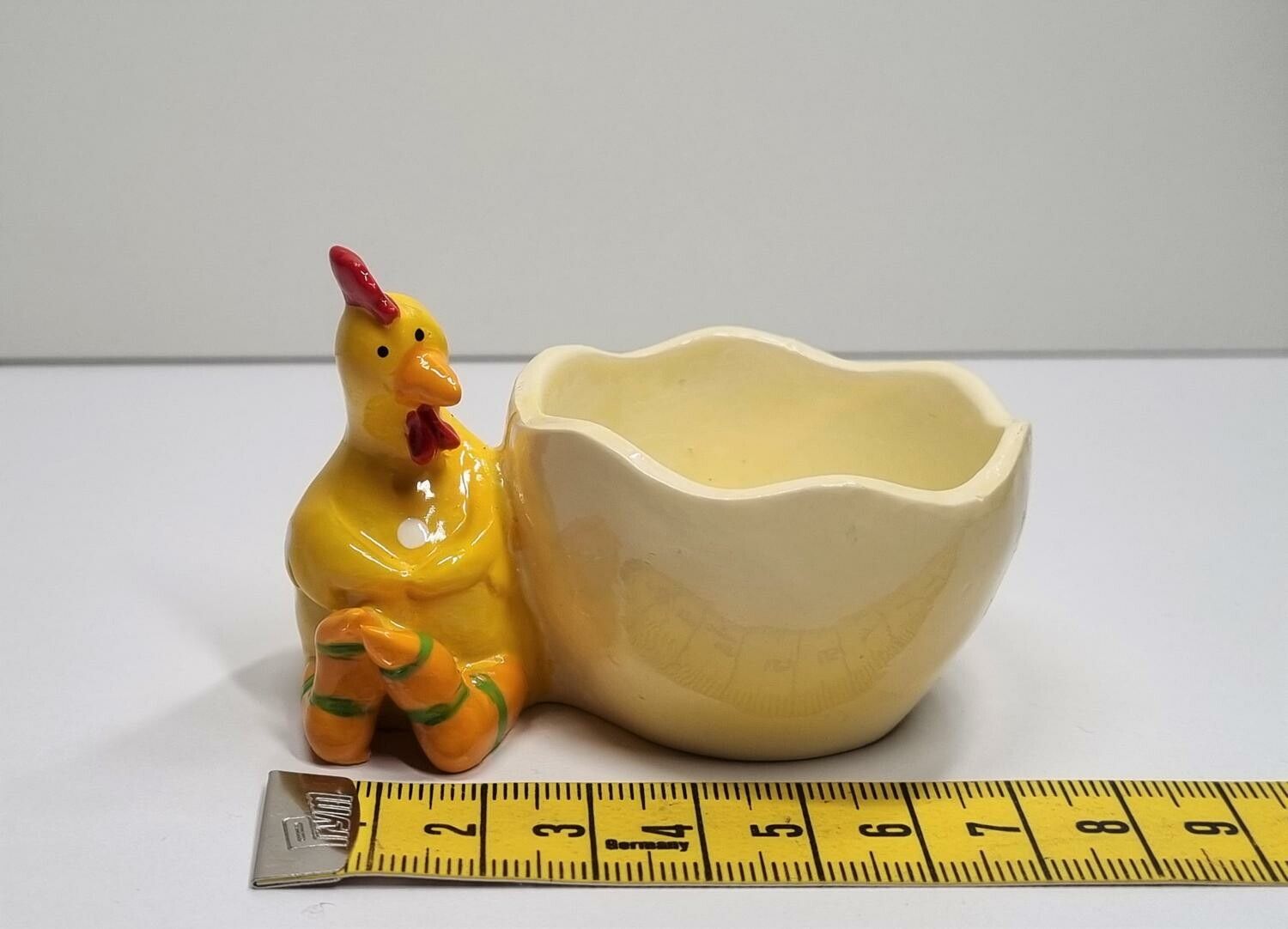 Gul höna med äggkopp. Porslinsfigur