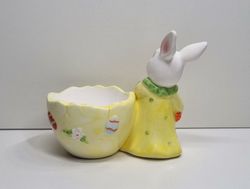 Kanin med äggkopp. Porslinsfigur