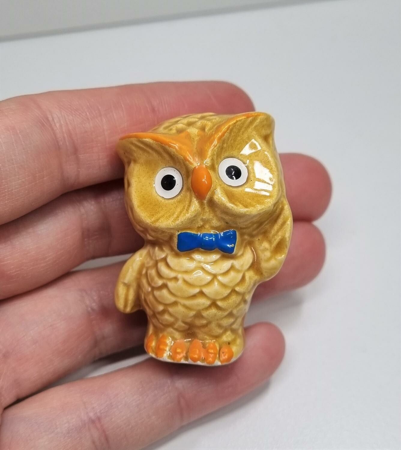 Söt liten gul uggla i porslin