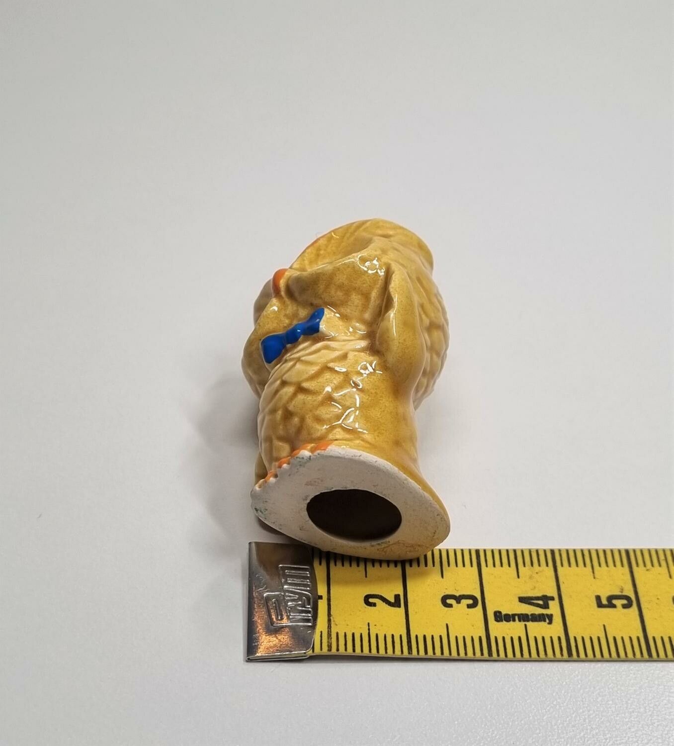 Söt liten gul uggla i porslin