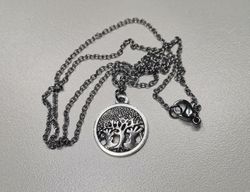 Halsband med en rund berlock, trädberlock / charm