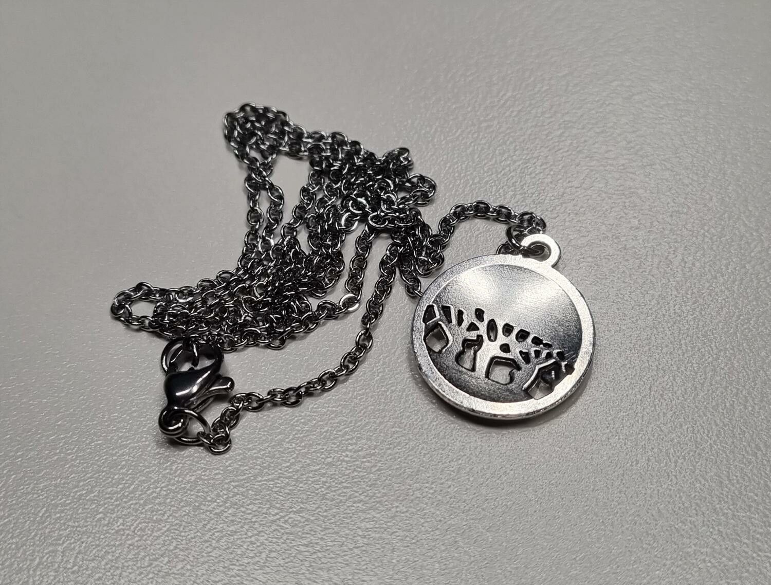 Halsband med en rund berlock, trädberlock / charm