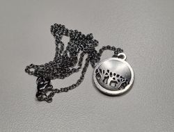 Halsband med en rund berlock, trädberlock / charm