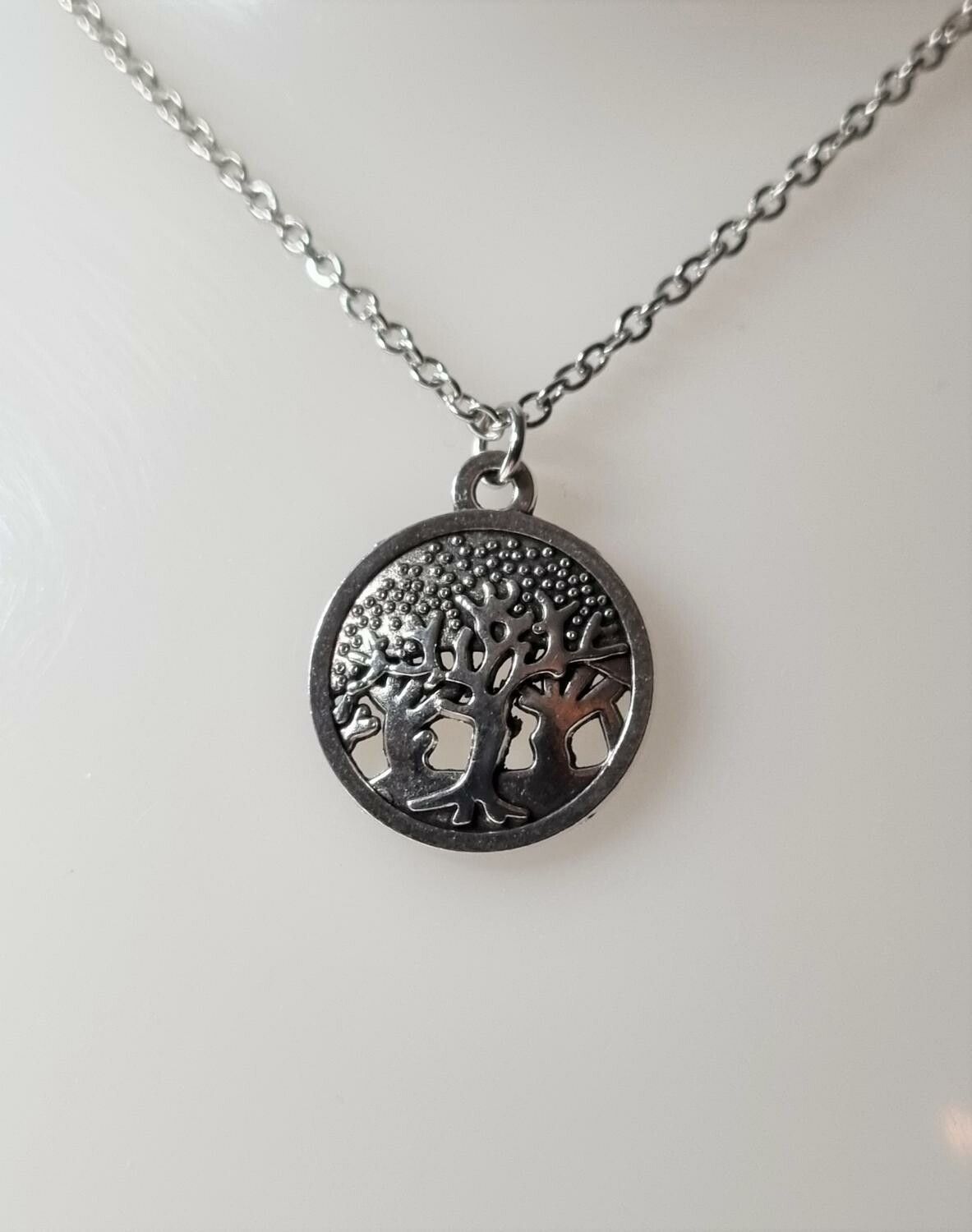 Halsband med en rund berlock, trädberlock / charm