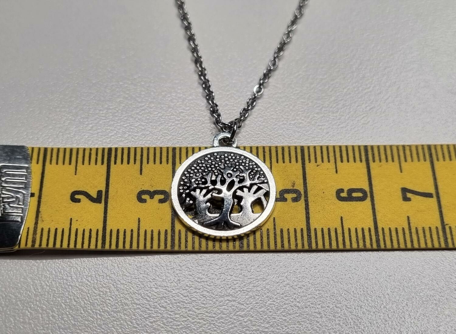 Halsband med en rund berlock, trädberlock / charm