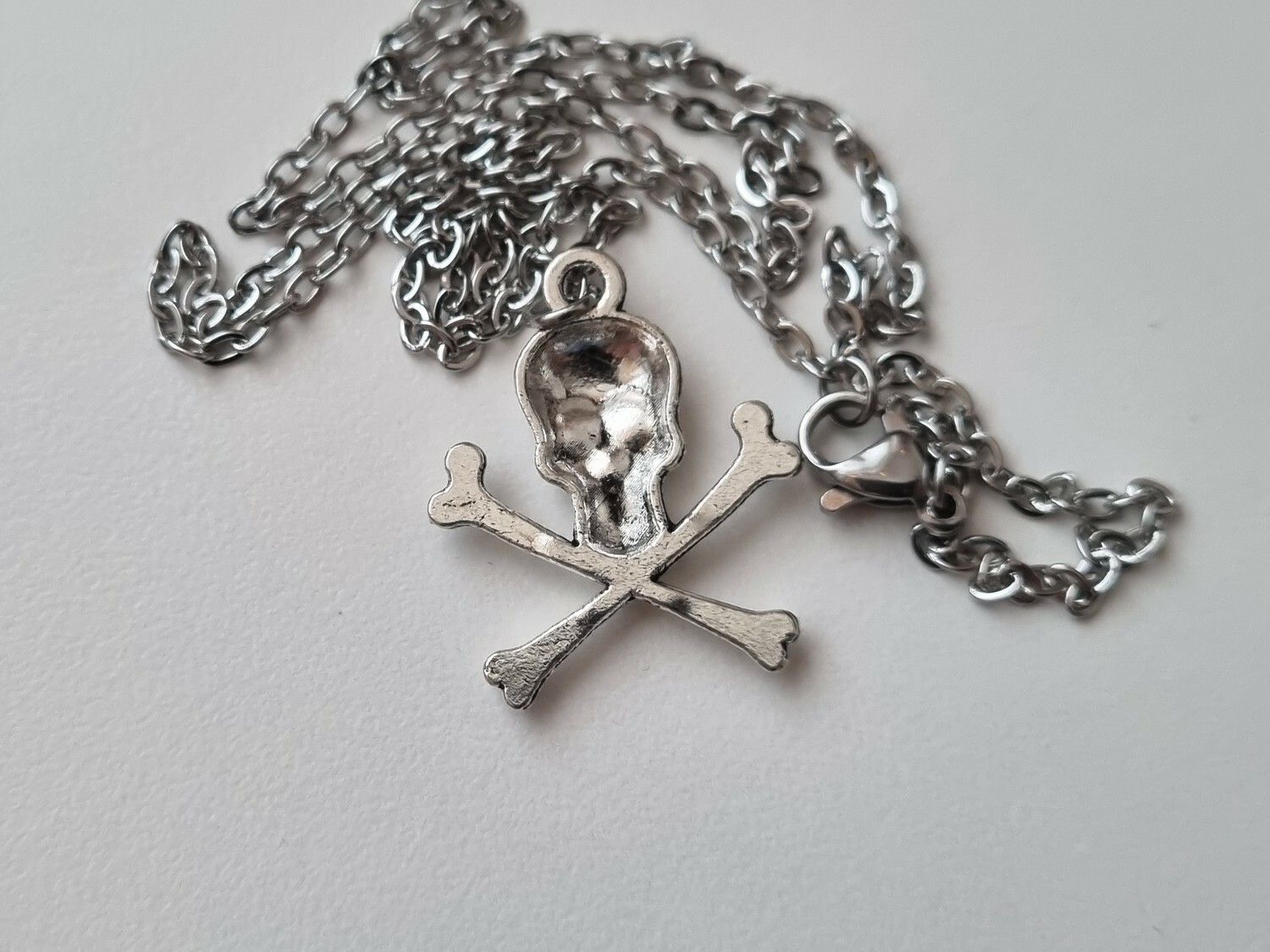Halsband med dödskalle / dödskalleberlock
