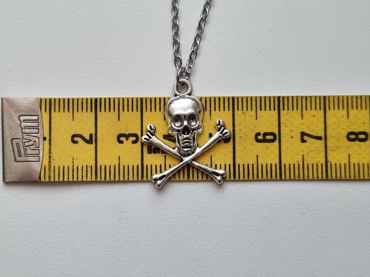 Halsband med dödskalle / dödskalleberlock