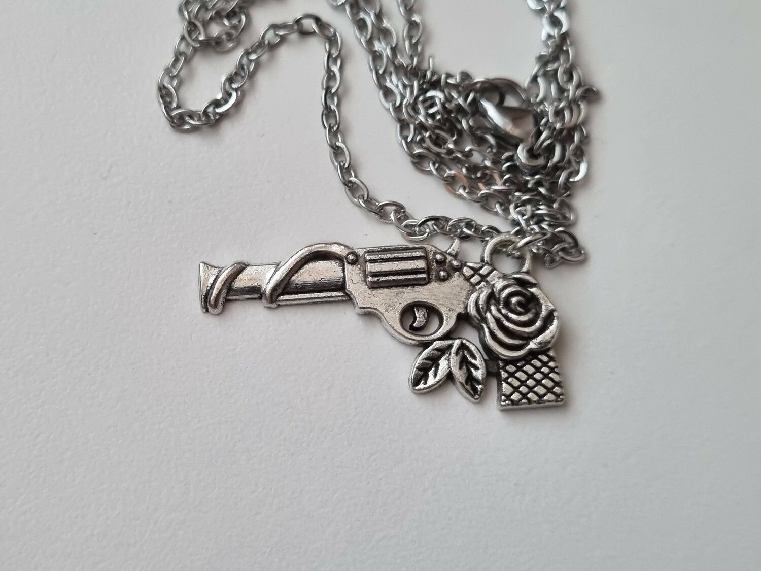 Halsband med pistol / pistolberlock
