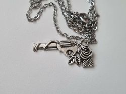 Halsband med pistol / pistolberlock