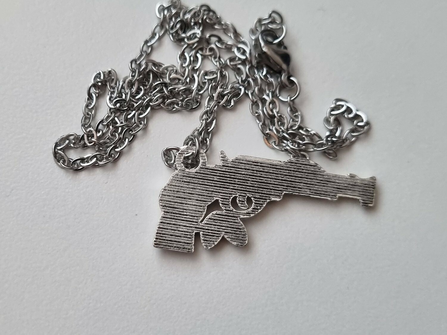 Halsband med pistol / pistolberlock