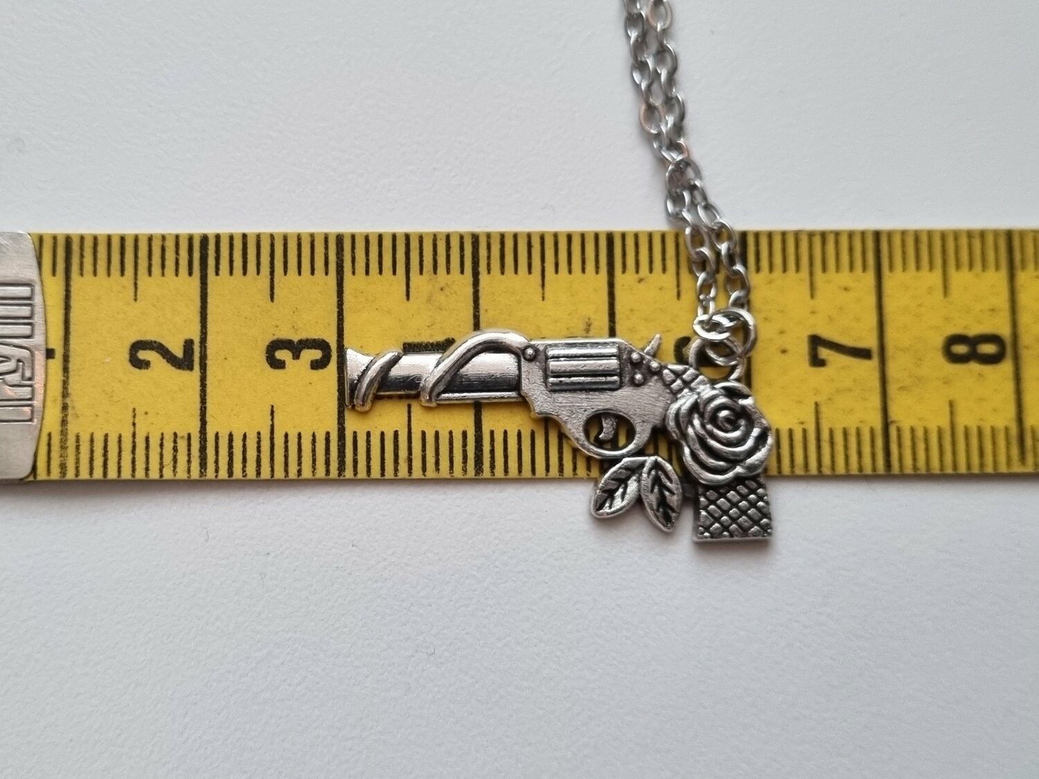 Halsband med pistol / pistolberlock