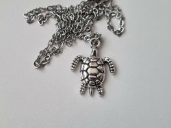 Halsband med sköldpadda