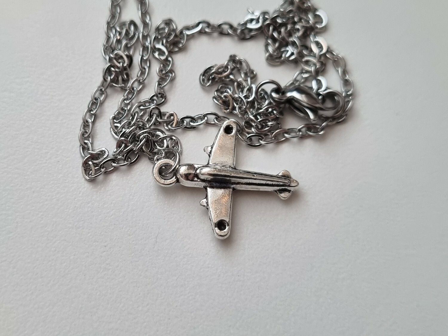 Halsband med flygplan / flygplansberlock