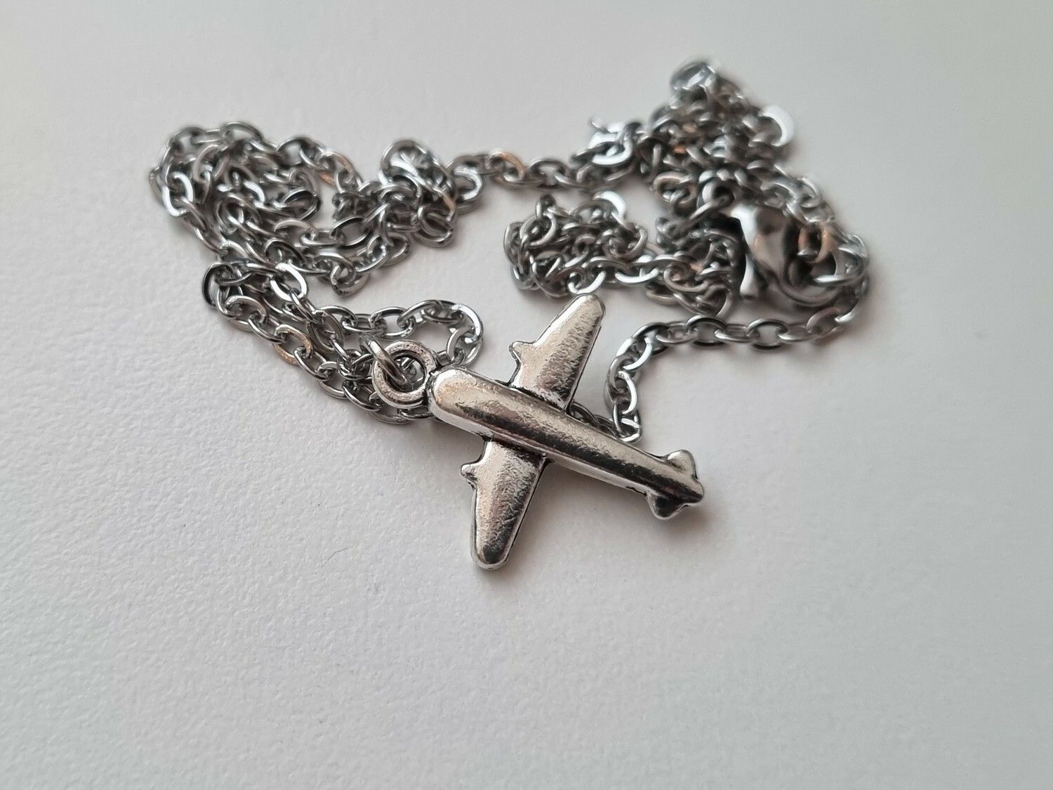 Halsband med flygplan / flygplansberlock