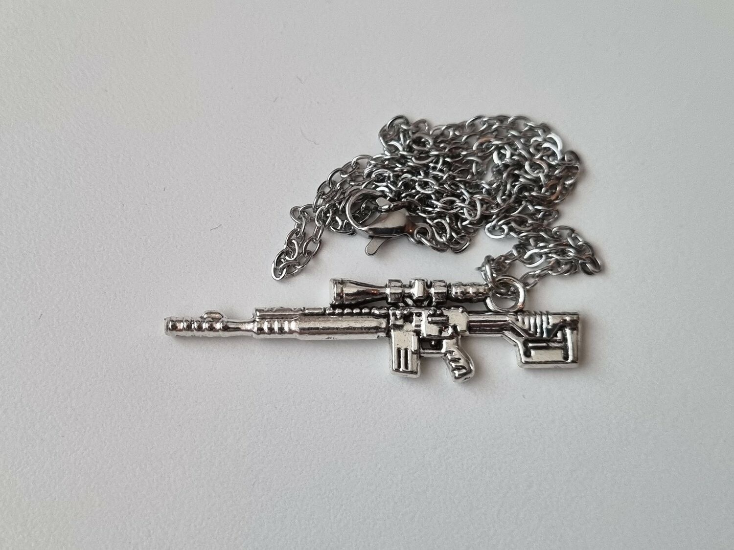 Halsband med gevär