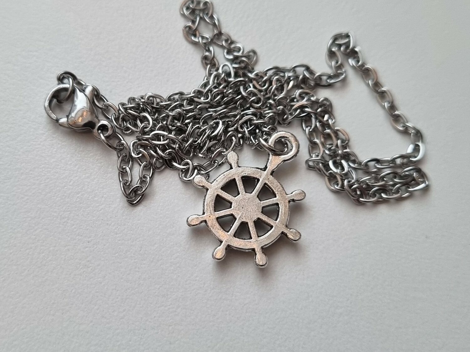 Halsband med roder / roderberlock