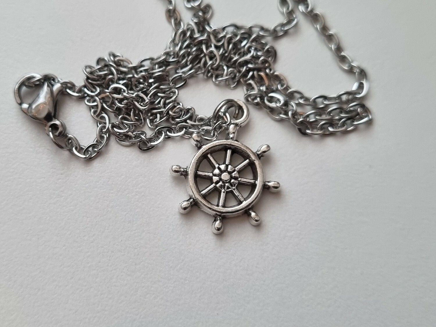 Halsband med roder / roderberlock