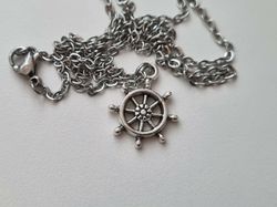 Halsband med roder / roderberlock