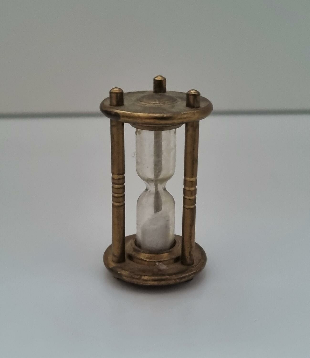 Timglas. Miniatyr till dockhus, dockskåp / tittskåp med mera