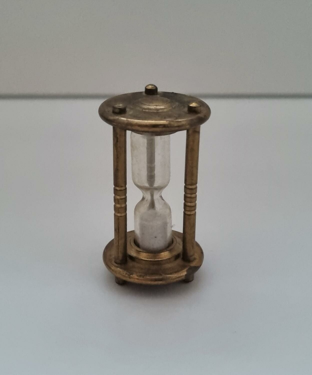 Timglas. Miniatyr till dockhus, dockskåp / tittskåp med mera