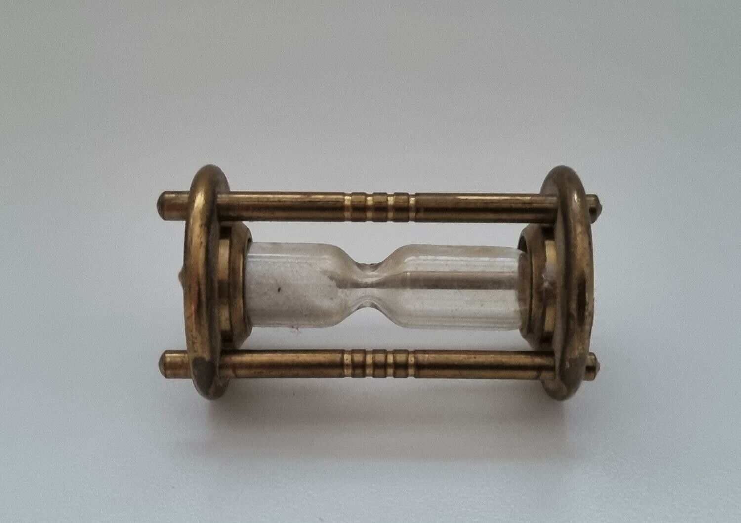 Timglas. Miniatyr till dockhus, dockskåp / tittskåp med mera