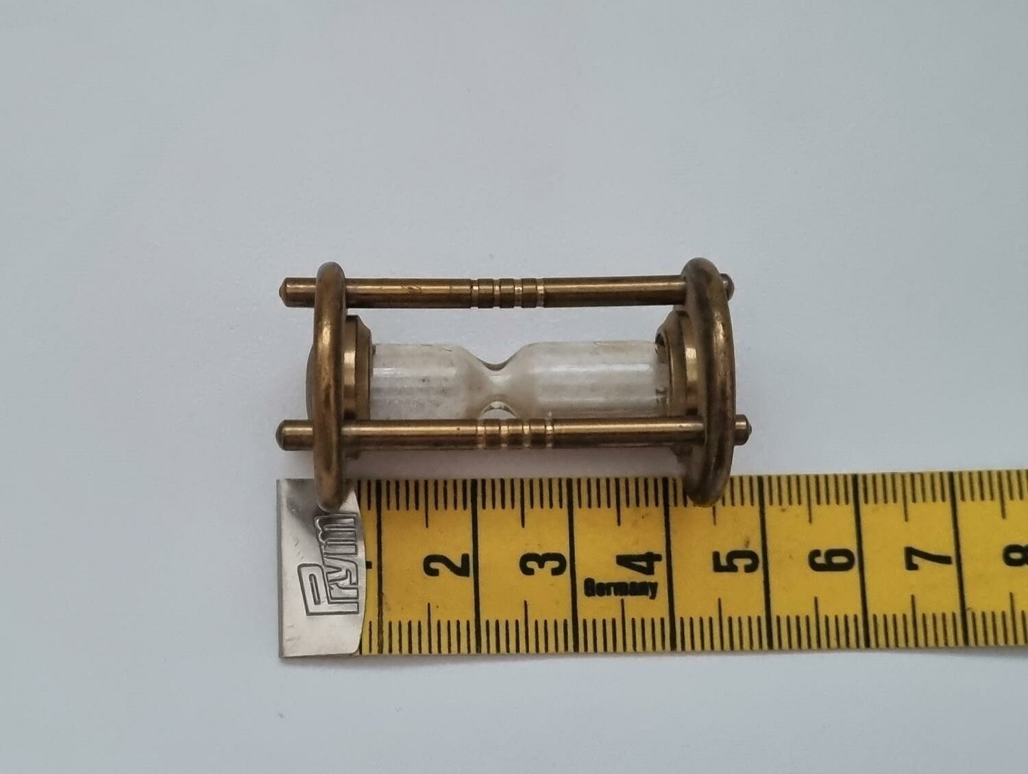 Timglas. Miniatyr till dockhus, dockskåp / tittskåp med mera