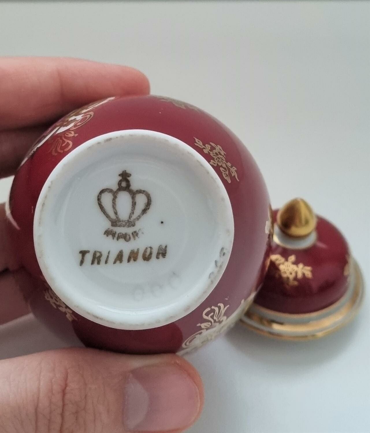 Lockurna i porslin. Urna med lock - Import Trianon