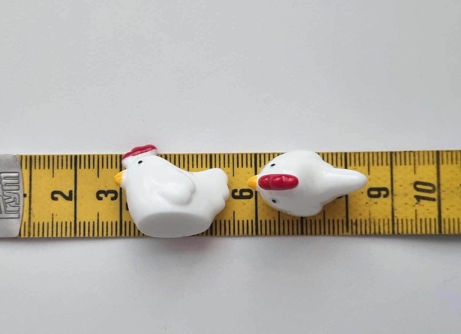 2 st Hönor. Miniatyrer / figuriner för dockskåpet, tittskåp mm