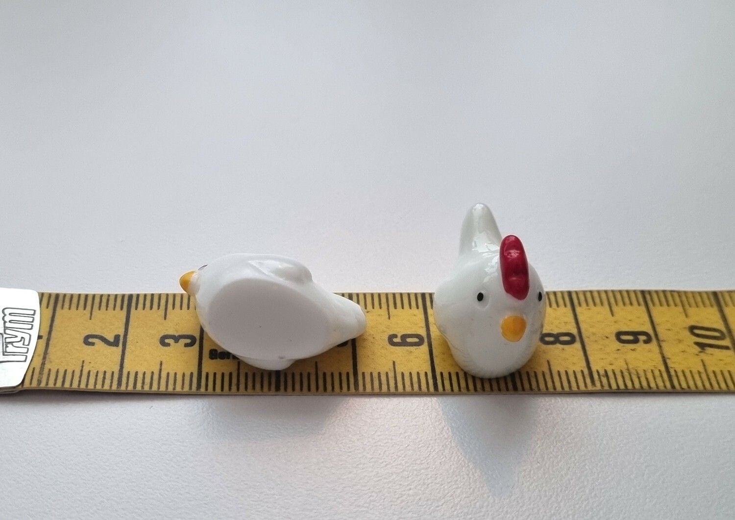 2 st Hönor. Miniatyrer / figuriner för dockskåpet, tittskåp mm