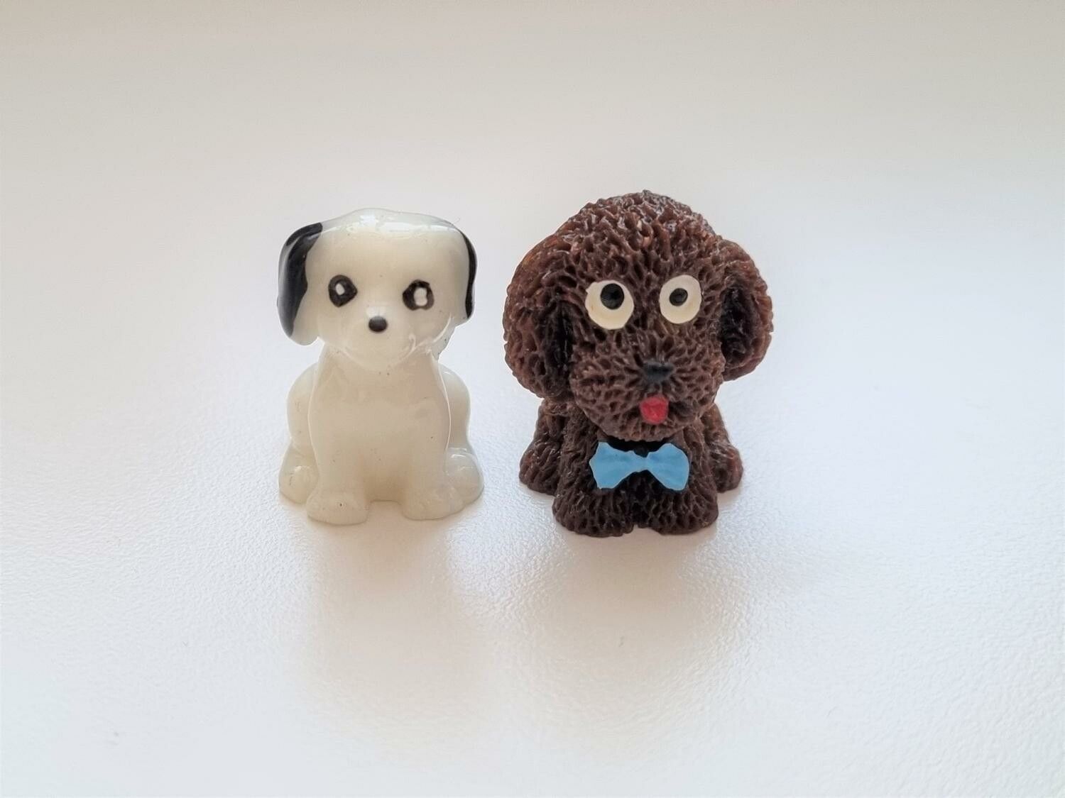 2 st hundar, minihundar - Miniatyrer / figuriner för dockskåpet, tittskåp