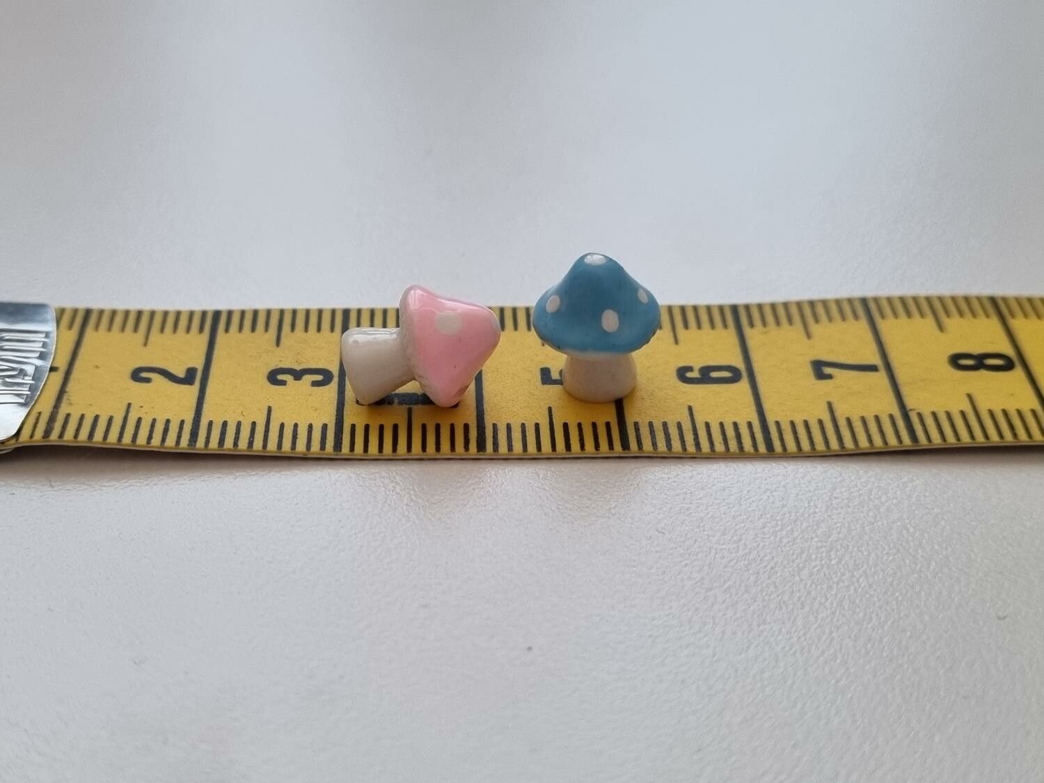 2 st minisvampar, svampar - Miniatyrer för dockskåpet, tittskåp