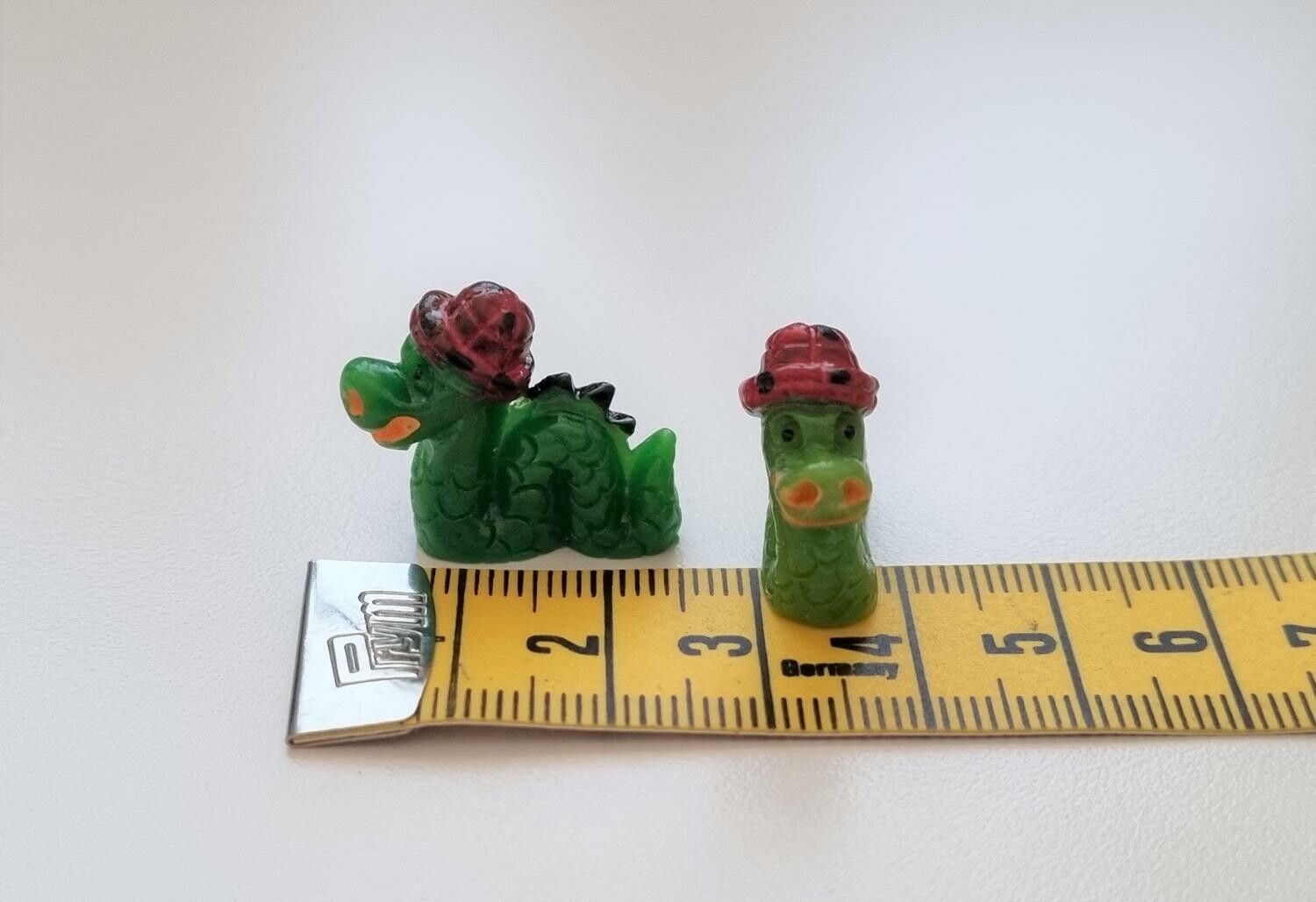 Miniatyrer för dockskåpet, tittskåp (2 drakar/ormar med mössor)
