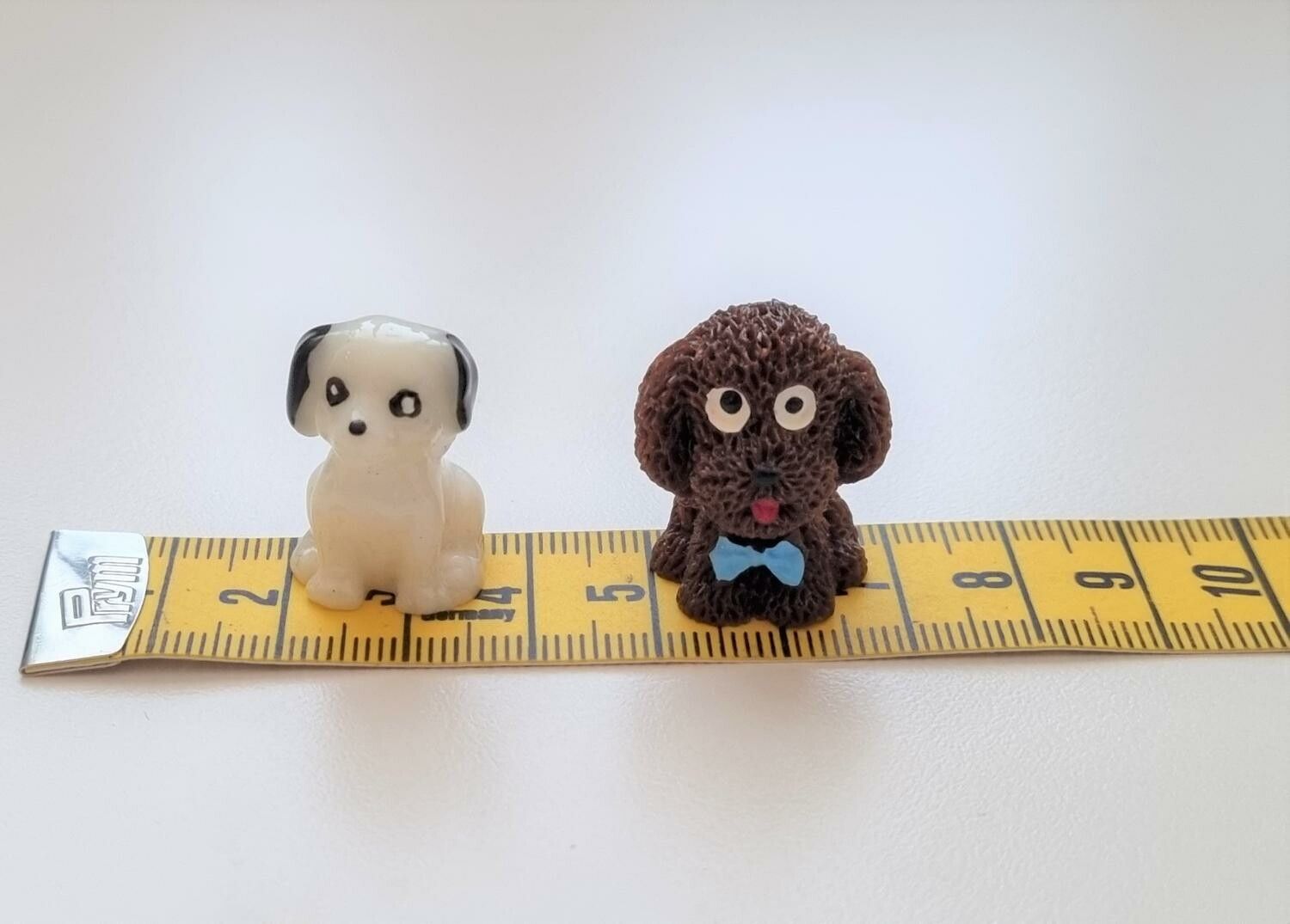 2 st hundar, minihundar - Miniatyrer / figuriner för dockskåpet, tittskåp